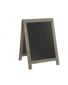 Lavagna a cavalletto con doppia faccia, realizzata in legno laccato resistente agli agenti atmosferici. Finitura rustica e naturale. Superficie di scrittura non porosa, antigraffio e facile da pulire. Completata con componenti in acciaio inossidabile. Sop