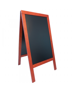 Lavagna nera da terra a cavalletto con doppia faccia. Cornice in legno duro con tripla laccatura che la rende idonea all'utilizzo anche in esterno. Superficie scrivibile con pennarelli a gesso liquido, antigraffio, resistente ai raggi uv e alle deformazio