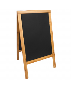 Lavagna nera da terra a cavalletto con doppia faccia. Cornice in legno duro con tripla laccatura che la rende idonea all'utilizzo anche in esterno. Superficie scrivibile con pennarelli a gesso liquido, antigraffio, resistente ai raggi uv e alle deformazio