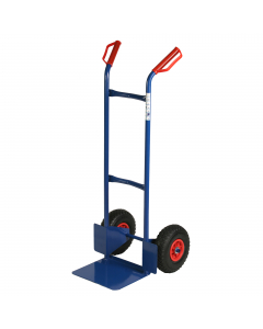Utilissimo per il trasporto di scatolepesanti, casse e bagagli. Indispensabile in furgone o in garage. Dotato di 2 ruote pneumatiche da °26cm. Dimensioni 47x47cm h120cm. Portata max kg 200. Certificato tuv-gs.