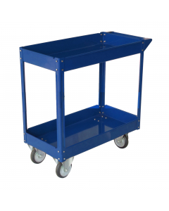 Carrello in acciaio verniciato blu a 2 ripiani. Dotato di grandi ruote in acciaio con grande cuscinetto. Portata massima kg100,00. Dimensioni 84x41cm h 82cm.