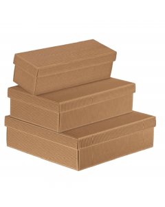 Scatola ideale per il confezionamento di regali, realizzata in robusto cartone Onda colore avana. Coperchio staccato. Dimensioni: 30x30xh. 24cm. L'articolo è fornito senza nastri e decori.