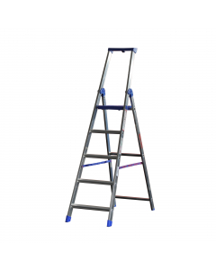Scale con gradino espanso e ribordato che permette un utilizzo intensivo per il professionista e per chi vuole lavorare in perfetta sicurezza. Parapetto da 60cm con vaschetta portaoggetti e gradino antisdruciolo da 80mm. Piattaforma automatica 270x290mm. 