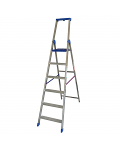 Scale con gradino espanso e ribordato che permette un utilizzo intensivo per il professionista e per chi vuole lavorare in perfetta sicurezza. Parapetto da 60cm con vaschetta portaoggetti e gradino antisdrucciolo da 80mm. Piattaforma automatica 270x290mm.