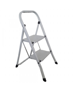 Sgabelli a scaletta robusti, leggeri e resistenti con comoda salita. In acciaio verniciato con gradini a doppio profilo rinforzato antisdrucciolo 30x20cm. Ingombro da chiusi sulo 3cm!. Altezza piattaforma 0,47m. UNI EN 14183. D.Lgs 81/2008 art.113. D.Lgs 