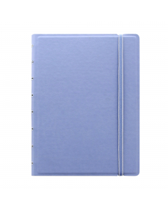 Notebook dotato di copertina in similpelle goffrata e chiusura con elastico. Fornito con 56 pagine a righe e ulteriori 8 pagine omaggio (4 a quadretti, 4 bianche); inclusi un righello in plastica e 4 divisori colorati di cui uno con tasca. Fogli, righello