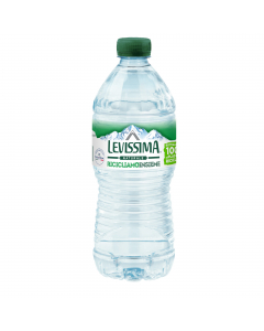 Acqua naturale proveniente dalle sorgenti cristalline alle pendici delle montagne sovrastate dai ghiacciai. Acqua fredda, pura e leggera in bottiglietta realizzata con 30% di plastica di origine vegetale, riciclabile al 100%. Leggera, infrangibile, comoda