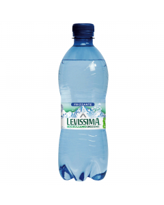 Acqua frizzante  proveniente dalle sorgenti cristalline alle pendici delle montagne sovrastate dai ghiacciai. Acqua fredda, pura e leggera in bottiglietta realizzata con 30% di plastica di origine vegetale, riciclabile al 100%. Leggera, infrangibile, como