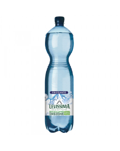 Acqua frizzante proveniente dalle sorgenti cristalline alle pendici delle montagne sovrastate dai ghiacciai. 
Acqua fredda, pura e leggera in bottiglietta realizzata per il 25% in plastica riciclata (RPET).
Leggera, infrangibile, comoda da portare sempre 