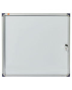 Bacheca extrapiatta per esporre comunicazione in corridoi e passaggi stretti. Cornice in alluminio anodizzato con angoli in colore blu. Anta munita di serratura con due chiavi in dotazione. L'anta si apre con angolo di 135°. Telaio con fondo in metallo bi