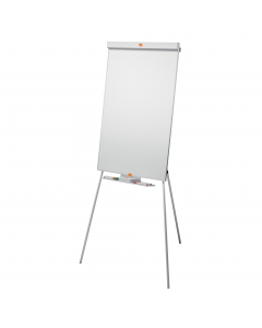 Portablocco su treppiede classico con superficie in acciaio laccato 100x67,5cm, magnetica scrivibile. Barra fermafogli a ribalta e vaschetta porta accessori in metallo. Ganci portablocco regolabili per adattarsi a blocchi di ogni formato. Altezza regolabi