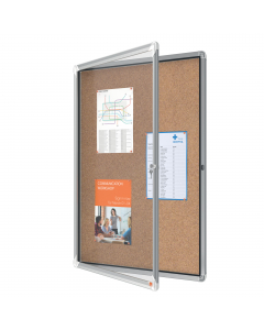 Ad anta battente. Nuovo design con robusta cornice in alluminio e vetro di sicurezza di 4mm. fondo fondo in sughero per uso con puntine. Fissaggio semplice effettuabile da una sola persona. Serratura con 2 chiavi. Apertura istallabile sia a destra che a s