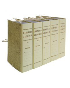 Cartella archivio con 3 legacci incollati per gazzetta ufficiale. Realizzate in cartone rivestito con carta litografata iuta. Legacci a fettuccia fortemente fissati con collante. Formato 35x25cm. Dorso 10cm. Confezione da 25 faldoni.