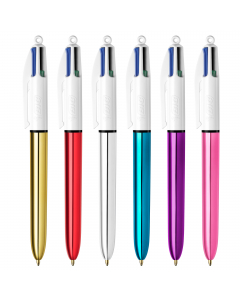 Penna a sfera 4 colori con inchiostri classici: rosso, verde, blu, nero. Punta da 1mm per un tratto di scrittura medio. Certificata SGS per 8000 metri di scrittura. Fusto metallizzato in colori assortiti (2 pz per colore: oro, argento, rosso, blu, viola, 