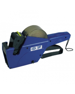 Prezzatrice manuale 1 linea e 8 caratteri di stampa, con segni di interpunzione e simbolo euro. Altezza carattere 5 mm. Leggera e maneggevole realizzata in materiale antiurto, per uso intensivo. Facile da utilizzare, stampa in modo chiaro e veloce codici 