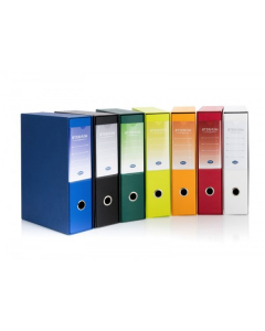 Elegante e colorato registratore composto da una cartella realizzata in cartone rivestito in papercoat (speciale carta plastificata e goffrata altamente resistente e inalterabile) con portaetichette in plastica termosaldata ed etichetta bifacciale estraib