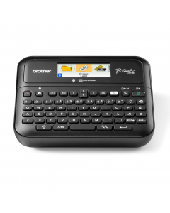 Etichettatrice da tavolo Bluetooth con valigetta. Collegabile a PC e smartphone. Display a colori. nastri serie TZe da 3.5 a 24 mm. Include adattatore corrente AD-E001 e un nastro da 24 mm.