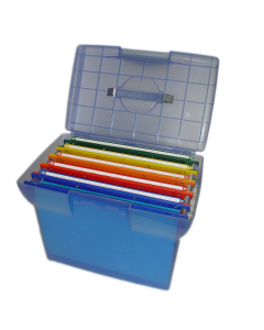 Archivio portatile Arianna realizzato in polipropilene blu translucido con maniglia a scomparsa e chiusura a scatto. Predisposizione per chiusura tramite lucchetto di sicurezza. Per cartelle sospese interasse 33. Completo di 5 cartelle joker colori assort