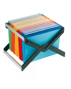 Archivio portatile Luxor per cartelle sospese. Supporto in ABS nero e alluminio satinato. Forma a X con apertura e chiusura a scatto. Adatto sia per cartelle da cassetto interasse 33cm che 39cm. Fornito con 10 cartelle 33-V Joker in colori assortiti. Form
