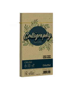 Busta con strip, apertura lato corto, da 120 grammi in cartoncino ecologico prodotto e brevettato da Favini utilizzando fino al 15% di residui della lavorazione agro-industriale di olive. 
Superficie delicata al tatto. Ideale per ogni tipo di stampa e ril