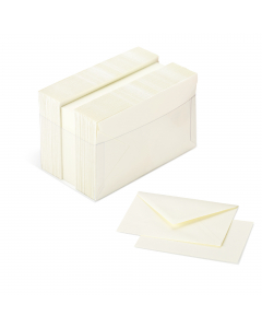 Buste e cartoncini in carta Burano Favini in scatole di acetato trasparente. Cartoncino certificato FSC da 200gr e Busta coordinata da 90gr. Formato 90x140mm. Colore: avorio.