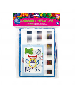 Set chiodini e infilature in plastica colorata. La confezione contiene una tavola forata, chiodini, forme e cordoncini. Adatto a +4 anni.