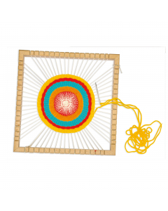 Telaio in legno per mandala. Dimensione telaio 23x23x3cm. Incluso nella confezione un ago in accaio per la realizzazione dei lavori.