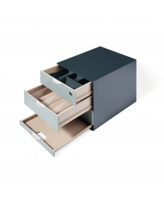 Set composto da box + 2 organizer (da tavolo e da cassetto). Dimensione del box: H28,9 x L27,9 x P35,4cm. Stazione porta capsule e accessori dal design ricercato e moderno, perfetta per essere collocata in qualsiasi ambiente. Dotata di 4 cassetti nell’ele