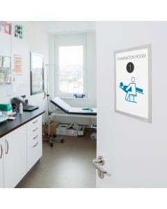 Cornice espositiva per esporre informazioni ed avvisi in modo elegante ed ordinato. 
Adatta a superfici lisce.
Dotata di pannello frontale in pvc trasparente magnetico anti riflesso e  retro adesivo riposizionabile.
Può essere rimossa e riposizionata su v