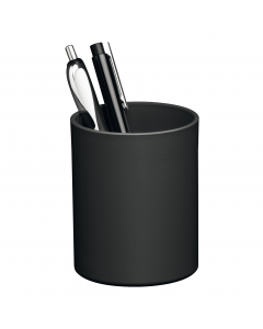 Pratico e robusto portapenne. Realizzato con plastica riciclata certificata Blue Angel in conformità con i requisiti RAL-ZU 30a, tutta la gamma è realizzata con plastica riciclata ed etichettata in conformità con lo standard EN ISO 11469. Ciò significa ch
