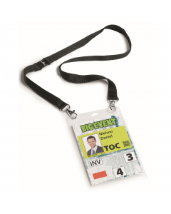 Portanome con cordoncino adatto ad inserti di grandi dimensioni (A6 -10x15cm). L'apertura superiore agevola un ricambio veloce dell'inserto senza dover sganciare il cordoncino in tessuto nero da 20 mm, munito di sicurezza antisoffocamento e di due morsett