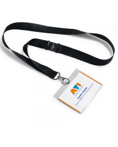 Portanome con cordoncino in tessuto nero da 20mm (lunghezza 44cm) dotato di sgancio antisoffocamento e moschettone in metallo. Una volta agganciato evita la fuoriuscita accidentale dell'inserto. Fornito con inserto in cartoncino personalizzabile con il so