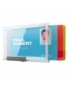 Elegante portabadge con comparti separati per contenere e proteggere fino a 3 tessere formato 54x87mm. Utilizzabile sia in posizione orizzontale sia verticale. Perfetto per proteggere tessere con chip RFID e con banda magnetica. Levette scorrevoli per una