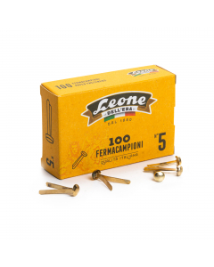 Fermacampioni ottonati. Perfetti nella forma, con una grande testa grazie a una tranciatura e piegatura di precisione. Brillanti e antiruggine grazie a una accurata ottonatura elettrolitica. Confezione da 10 scatole.