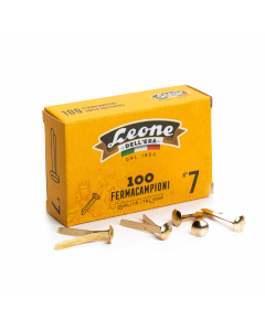 Fermacampioni ottonati. Perfetti nella forma, con una grande testa grazie a una tranciatura e piegatura di precisione. Brillanti e antiruggine grazie a una accurata ottonatura elettrolitica. Confezione da 10 scatole.
