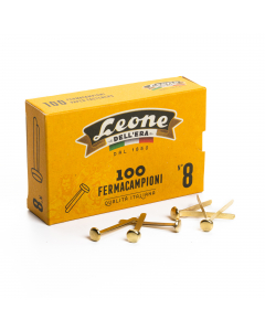 Fermacampioni ottonati. Perfetti nella forma, con una grande testa grazie a una tranciatura e piegatura di precisione. Brillanti e antiruggine grazie a una accurata ottonatura elettrolitica. Confezione da 10 scatole.