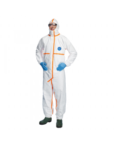 Tuta in Tyvek® con cappuccio, cuciture rinforzate e nastrate. Elastico passadito. Nastratura aggiuntiva sulla patta, copripolsi, caviglie, cappuccio e cerniera. Elastico ai polsi, alle caviglie e attorno al viso. Elastico in vita (incollato). Zip in Tyvek