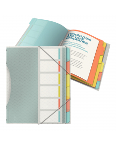 Cartella a 3 lembi sulla copertina posteriore e chiusura a elastico per una maggiore sicurezza del contenuto. La nuova finitura con motivi in rilievo la rende piacevole al tatto. Include un indice removibile sulla copertina anteriore. Disponibile nella ve