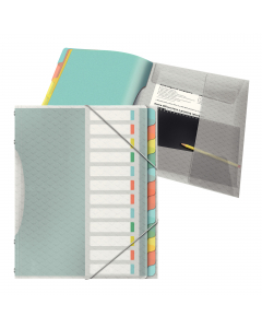 Cartella a 3 lembi sulla copertina posteriore e chiusura a elastico per una maggiore sicurezza del contenuto. La nuova finitura con motivi in rilievo la rende piacevole al tatto. Include un indice removibile sulla copertina anteriore. Disponibile nella ve