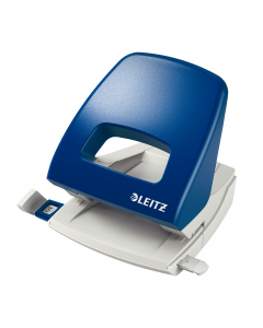 A 2 fori passo 8cm con guida regolabile. Struttura in plastica con rinforzi in metallo e base in plastica antiscivolo. Dotato di sistema a frizione ridotta, meccanismo ‘Push&Pull’ e nuova guida di arresto. Design ergonomico per agevolare la presa. Foro da