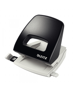 A 2 fori passo 8cm con guida regolabile. Struttura in plastica con rinforzi in metallo e base in plastica antiscivolo. Dotato di sistema a frizione ridotta, meccanismo ‘Push&Pull’ e nuova guida di arresto. Design ergonomico per agevolare la presa. Foro da