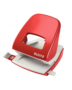 Perforatore a 2 fori passo 8cm con guida regolabile. Struttura in metallo colorato pendant con la base in plastica antiscivolo. Dotato di sistema a frizione ridotta, meccanismo ‘Push&Pull’ e nuova guida di arresto. Design ergonomico per agevolare la presa