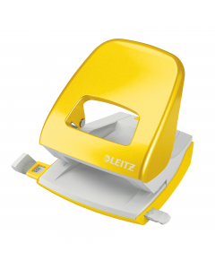 Perforatore a 2 fori passo 8cm con guida regolabile. Struttura in metallo colorato pendant con la base in plastica antiscivolo. Dotato di sistema a frizione ridotta, meccanismo ‘Push&Pull’ e nuova guida di arresto. Design ergonomico per agevolare la presa