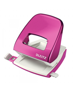 Perforatore a 2 fori passo 8cm con guida regolabile. Struttura in metallo colorato pendant con la base in plastica antiscivolo. Dotato di sistema a frizione ridotta, meccanismo ‘Push&Pull’ e nuova guida di arresto. Design ergonomico per agevolare la presa