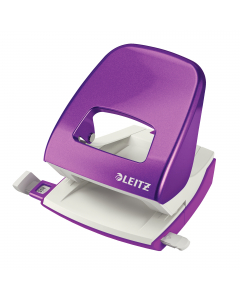 Perforatore a 2 fori passo 8cm con guida regolabile. Struttura in metallo colorato pendant con la base in plastica antiscivolo. Dotato di sistema a frizione ridotta, meccanismo ‘Push&Pull’ e nuova guida di arresto. Design ergonomico per agevolare la presa
