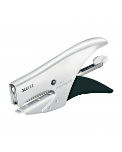 Cucitrice costruita interamente in metallo, affidabile e durevole. Il suo design ergonomico permette una comoda presa. 
Capacità cucitura fino a 15 fogli di carta (80 gr/mq). 
Caricamento posteriore tradizionale di max 150 punti. 
Profondità di cucitura 4