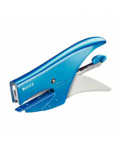 Cucitrice costruita interamente in metallo, affidabile e durevole. Il suo design ergonomico permette una comoda presa. 
Capacità cucitura fino a 15 fogli di carta (80 gr/mq). 
Caricamento posteriore tradizionale di max 150 punti. 
Profondità di cucitura 4