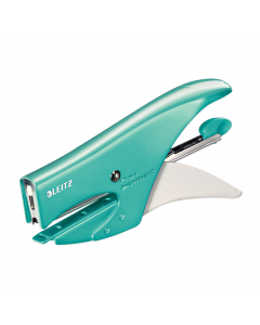 Cucitrice costruita interamente in metallo, affidabile e durevole. Il suo design ergonomico permette una comoda presa. 
Capacità cucitura fino a 15 fogli di carta (80 gr/mq). 
Caricamento posteriore tradizionale di max 150 punti. 
Profondità di cucitura 4