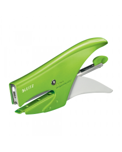 Cucitrice costruita interamente in metallo, affidabile e durevole. Il suo design ergonomico permette una comoda presa. 
Capacità cucitura fino a 15 fogli di carta (80 gr/mq). 
Caricamento posteriore tradizionale di max 150 punti. 
Profondità di cucitura 4