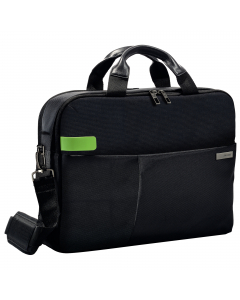 Borsa leggera di alta qualità con due scomparti principali e uno scomparto anteriore più piccolo. Design elegante ed esclusivo con chiusura a zip intelligente ed eleganti fibbie in metallo opaco. Manici imbottiti in vera pelle, tracolla regolabile e fasci